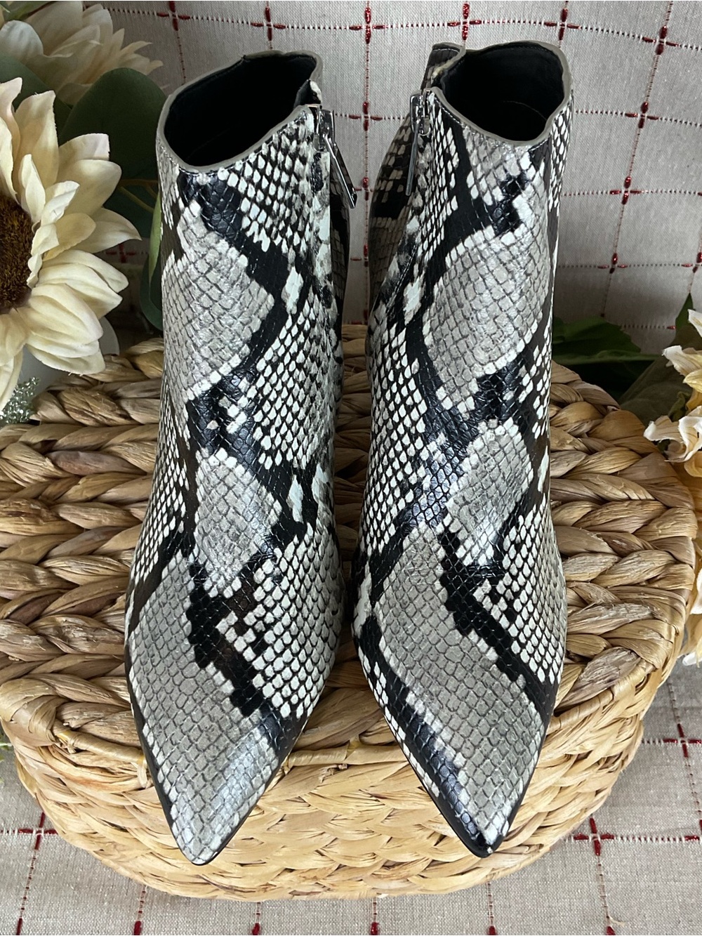 Marc Fisher “Unno” Snakeskin Embossed Ankle Boots Pointed Toe Heeled Bootie 6.5 - Picture 2 of 6
